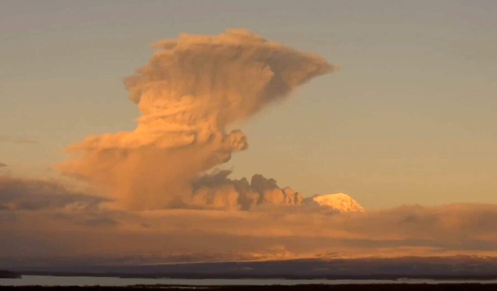 Eruption in Russia, the Shiveluch volcano generates a column of ash more than 9 km high