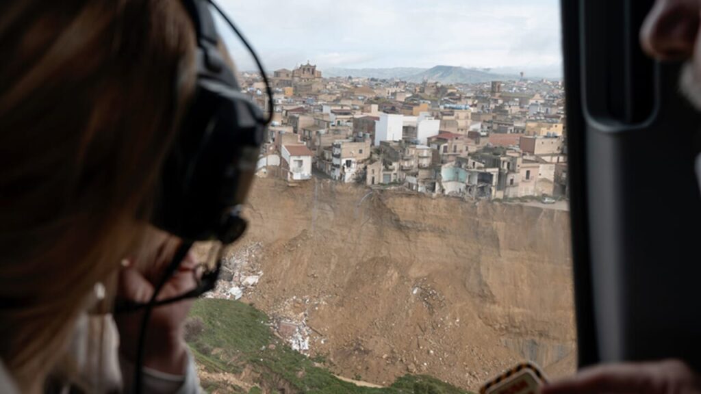 Europe's money for the collapsing Italy, but that of the Strait Bridge cannot be touched