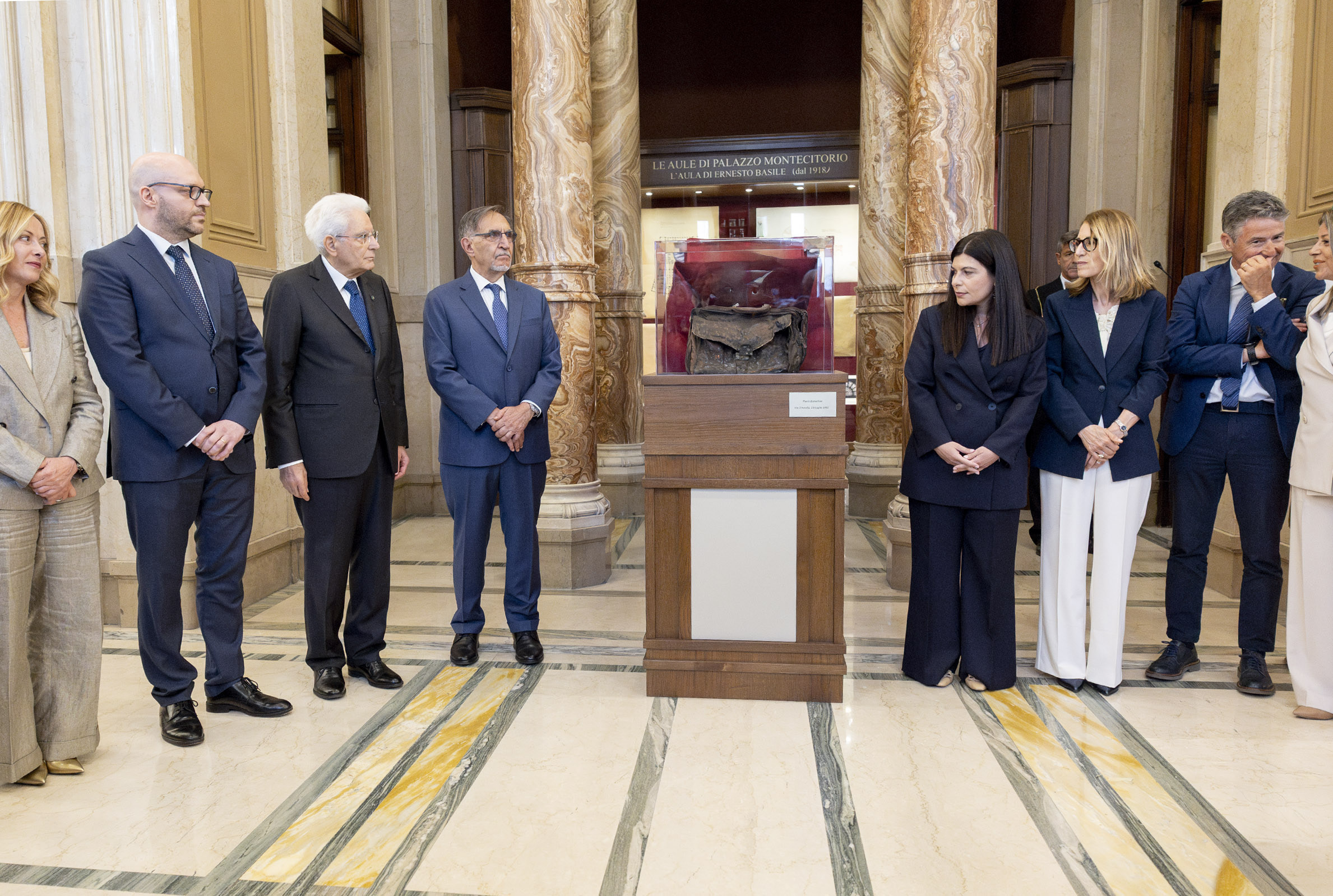 Giorgia Meloni, first on the left, and President Sergio Mattarella, during the exhibition at the Camera della Borsa by Paolo Borsellino (photo Quirinale)
