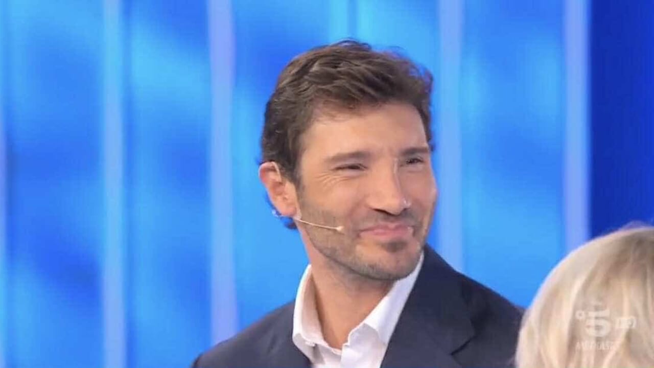 There's Posta per Te, the report cards: does De Martino take a dig at Rai? (5), Emma prays to Our Lady of Lourdes to get engaged (7), Nello takes spades from 13 Silvane (4)