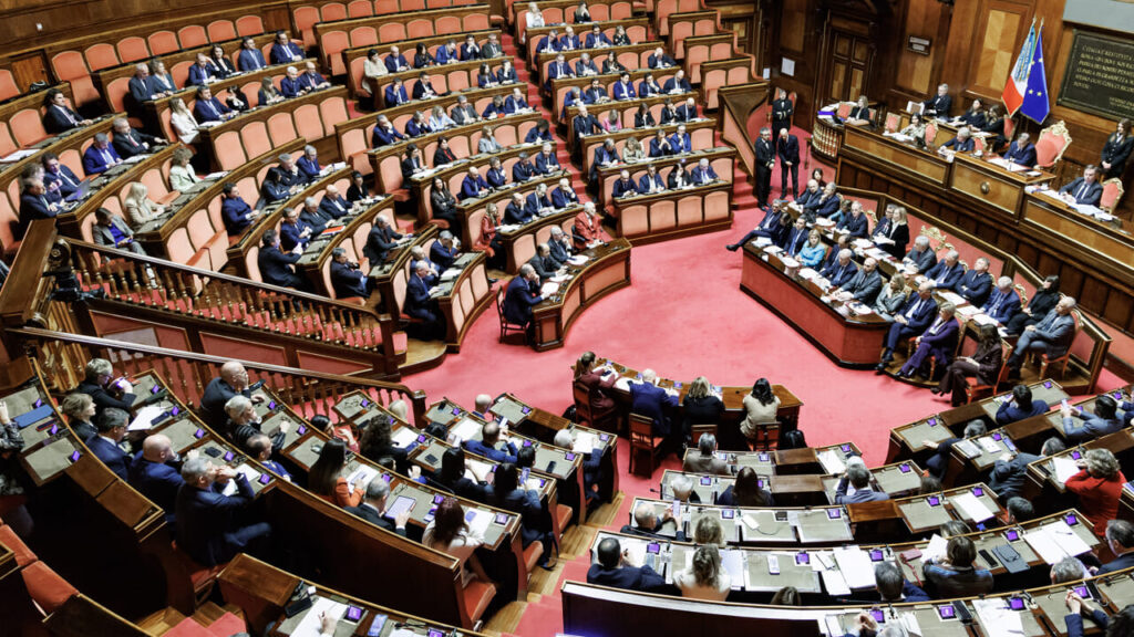 We follow politics (also) with a scroll