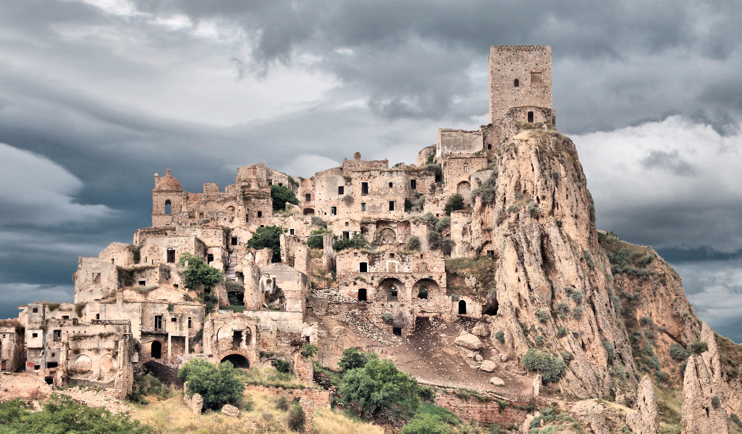Craco is the ghost town near Matera in Basilicata abandoned due to landslides: what happened