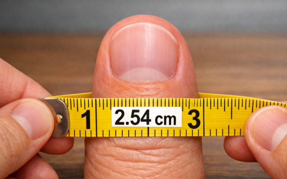 How many centimeters are in an inch and why is it used to measure screens