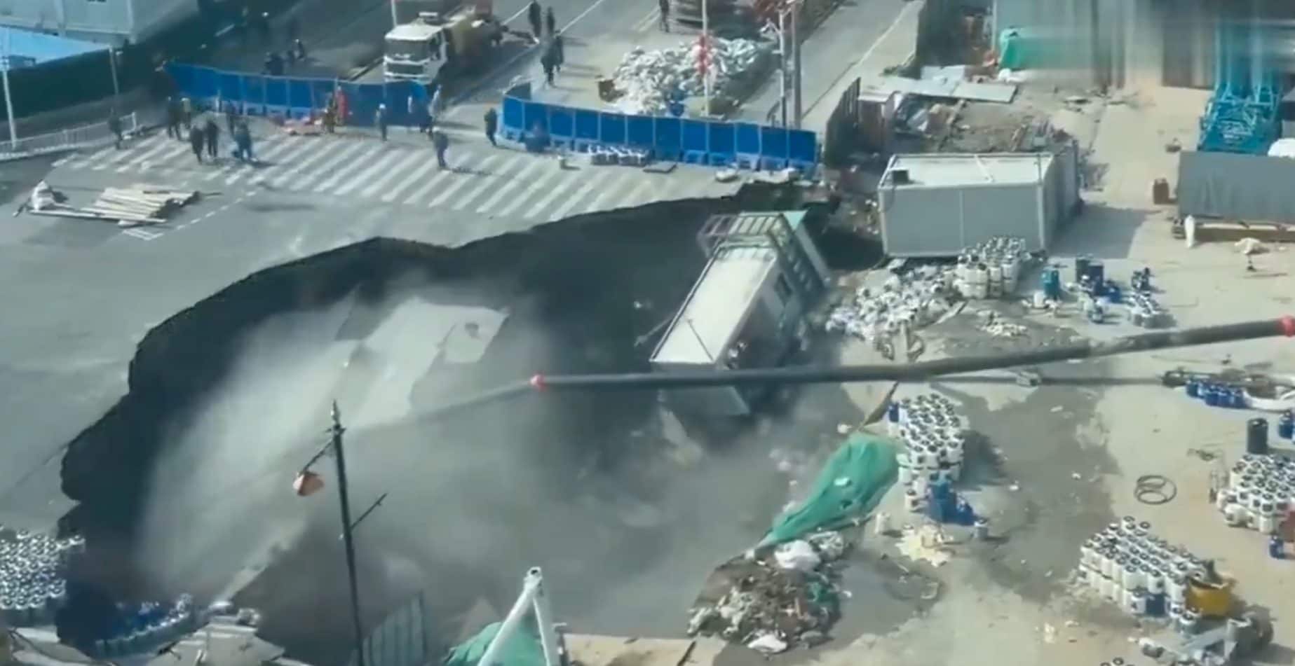 In Shanghai, China, a huge sinkhole opens up in the street: the video and the problem of land subsidence