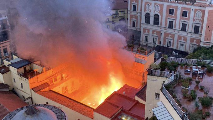 Fire in Naples hits the Sannazaro Theatre, the dome in flames with 4 intoxicated people: the video