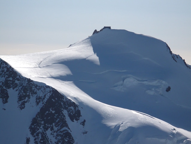 The Gnifetti peak with the hut on top (Wikimedia Commons)