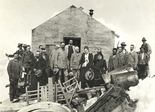 The inauguration of the Hut. In the center the Regna Margherita (credit loscarpone.cai.it)