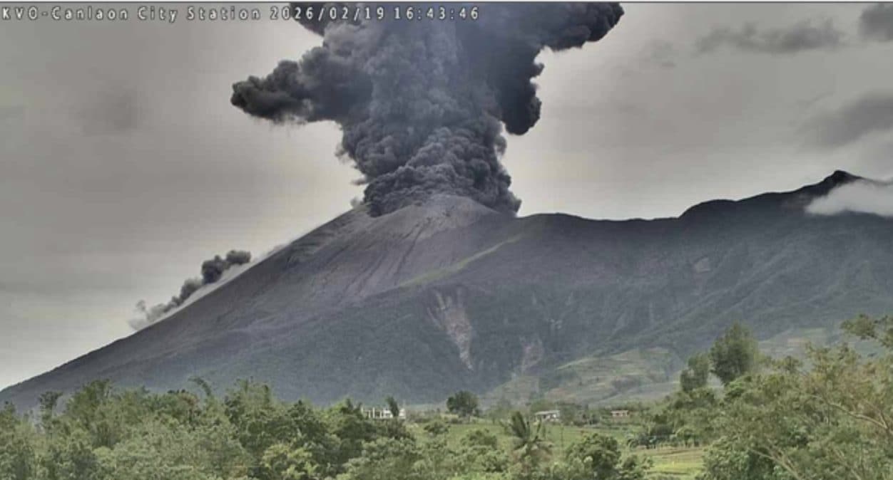 Explosive eruption of the Kanlaon volcano in the Philippines: alert level 2 and 2 km high ash column