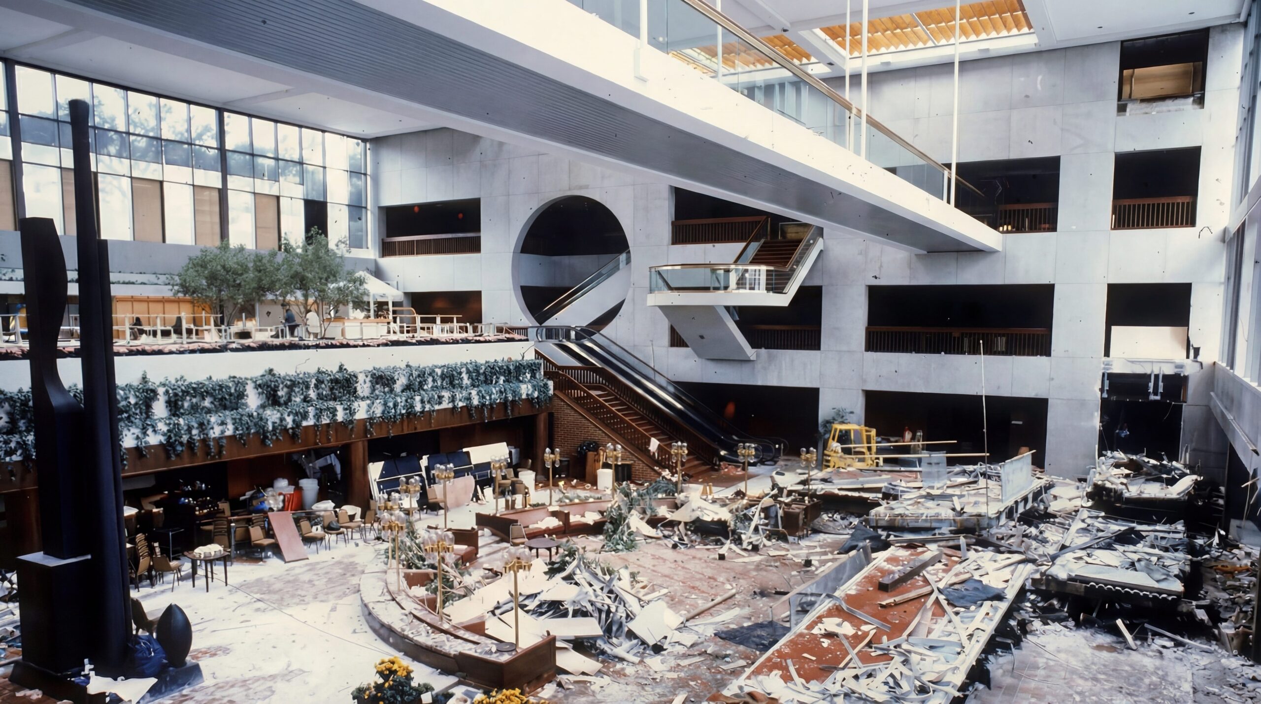The collapse in the Hyatt Regency Hotel in Kansas City on July 17, 1981, the construction detail that caused the disaster