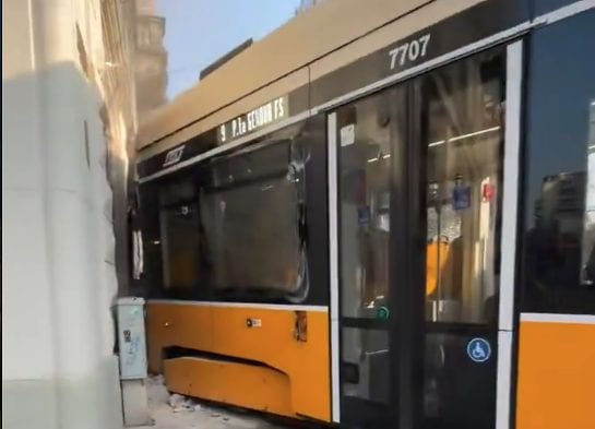In Milan a tram derails and collides with a building, at least 1 dead and 40 injured: causes unknown