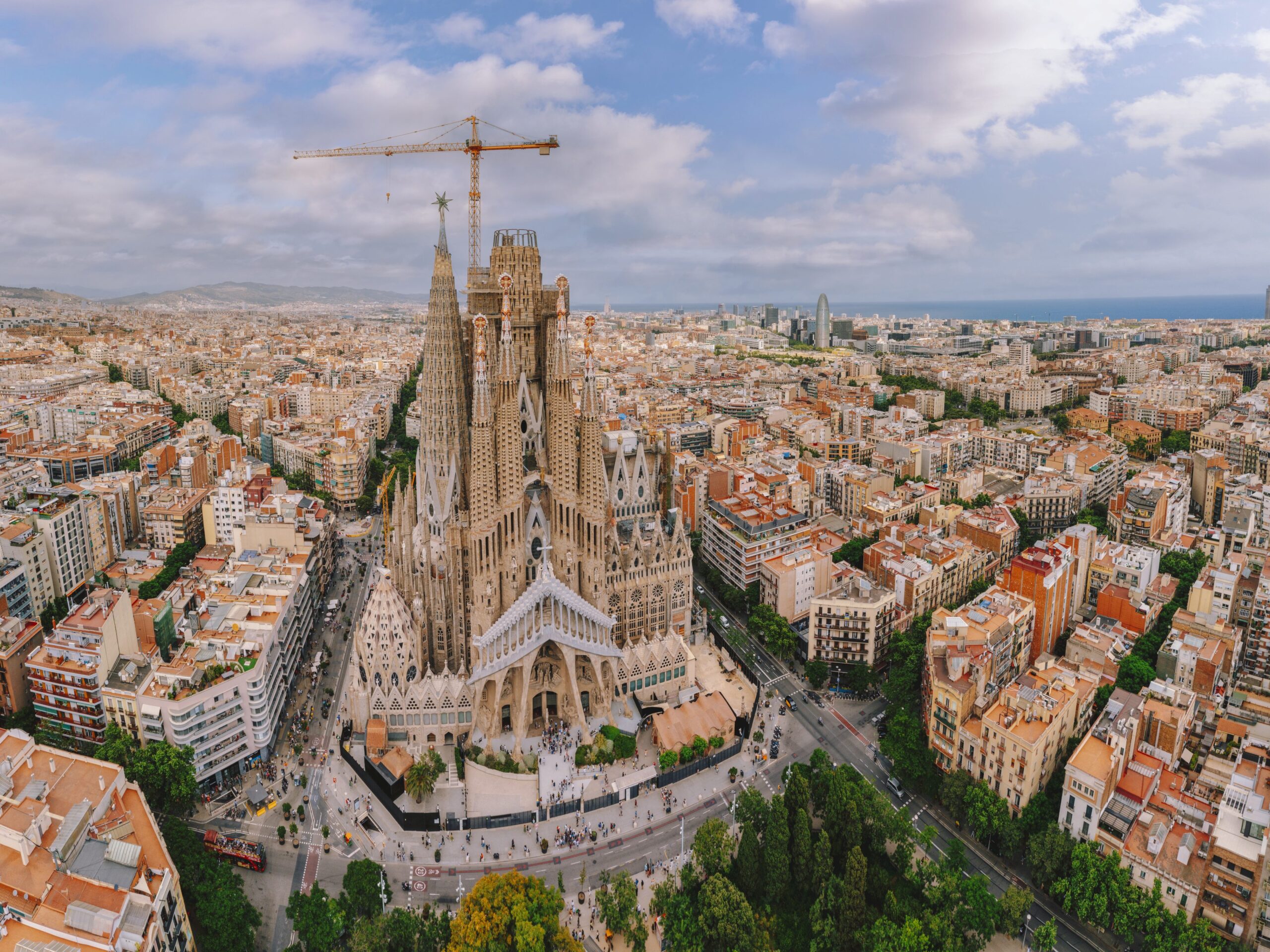 The Sagrada Familia reaches 172.5 m with the Tower of Jesus and becomes the tallest church in the world