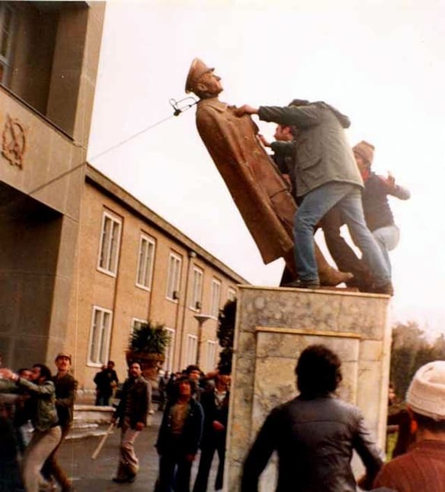 The Islamic revolution. Shah statues toppled (Wikimedia Commons)