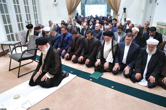 Praying in 2018 (credit khamenei.ir)