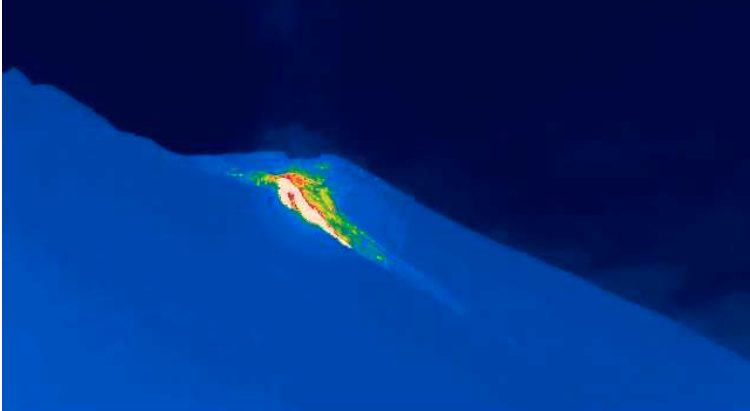 The modest effusive activity continues on Stromboli: the video of the lava flow along the Sciara del Fuoco