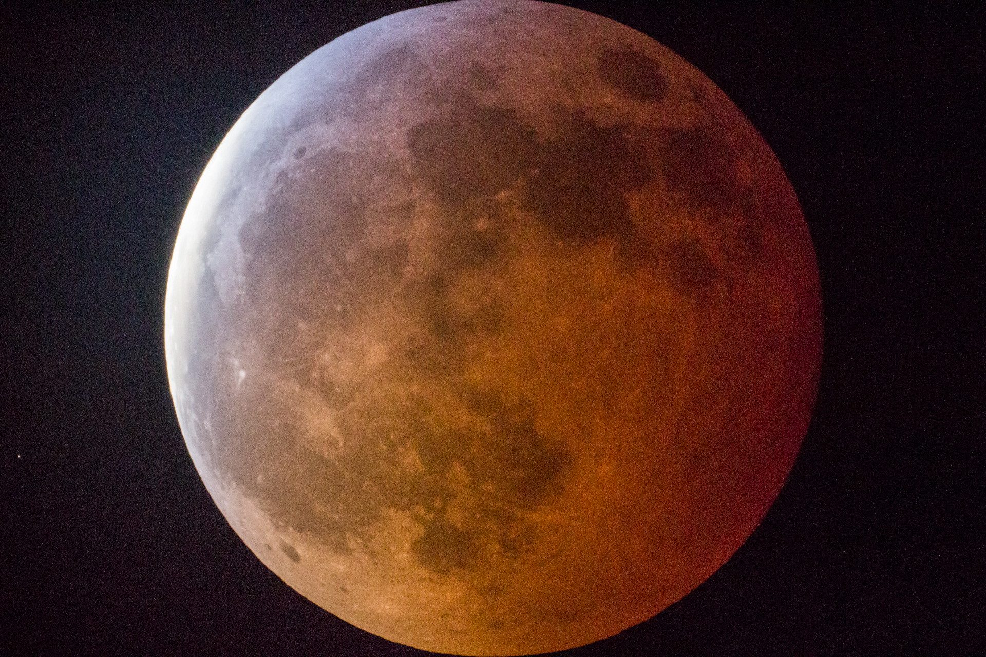 Total lunar eclipse coming on March 3, 2026, the last until 2028: what time and how to follow it live