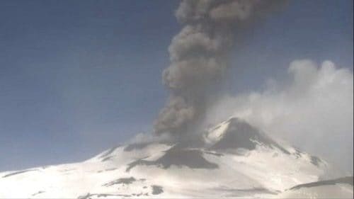 Explosive eruption of Etna's Bocca Nuova crater: no link with the 4.5 magnitude earthquake