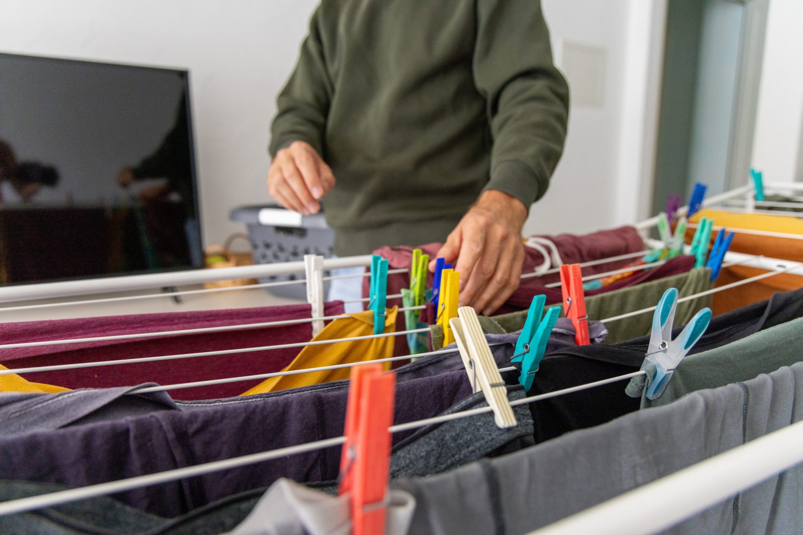 Drying clothes at home on the drying rack increases humidity, but does not necessarily expose us to mold