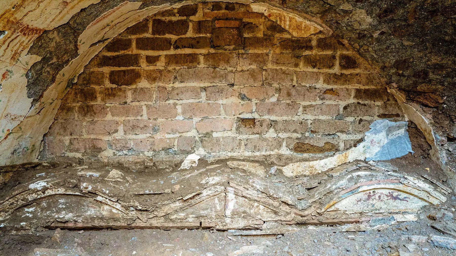 An ancient necropolis emerges among the largest in ancient Rome in via Ostiense with tombs and mosaics