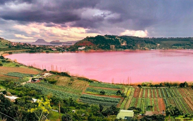 Why Lake Averno at Campi Flegrei has turned red: bradyseism has nothing to do with it