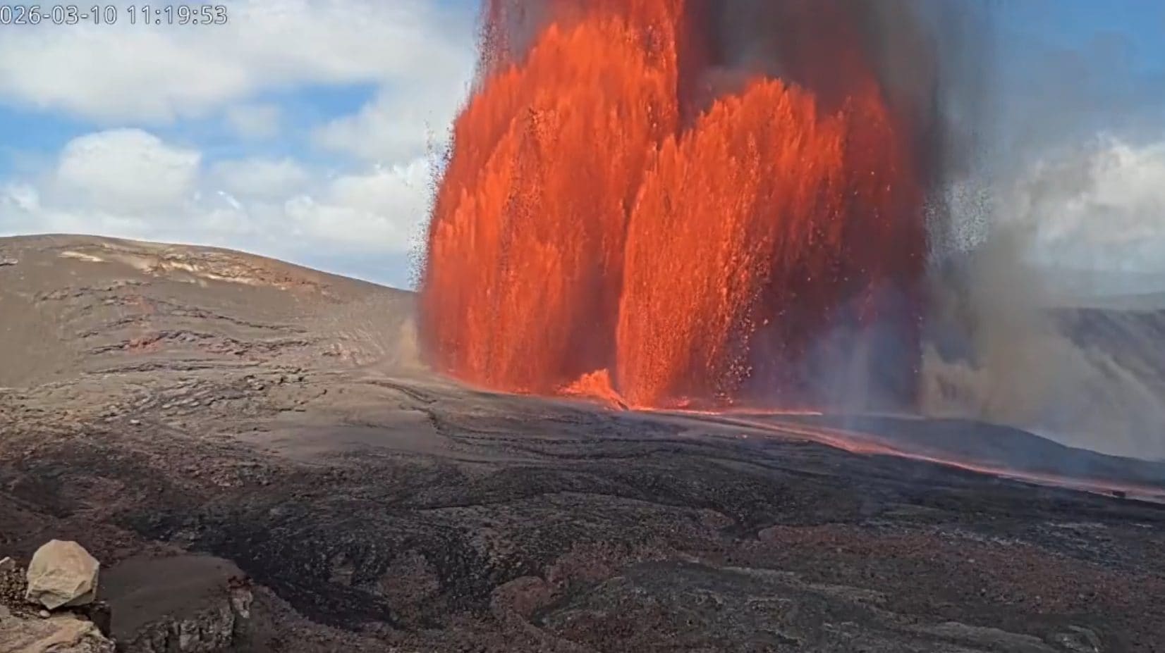 Kilauea volcano in Hawaii, new eruption with 400m lava fountains, the 43rd time in 2 years: the video