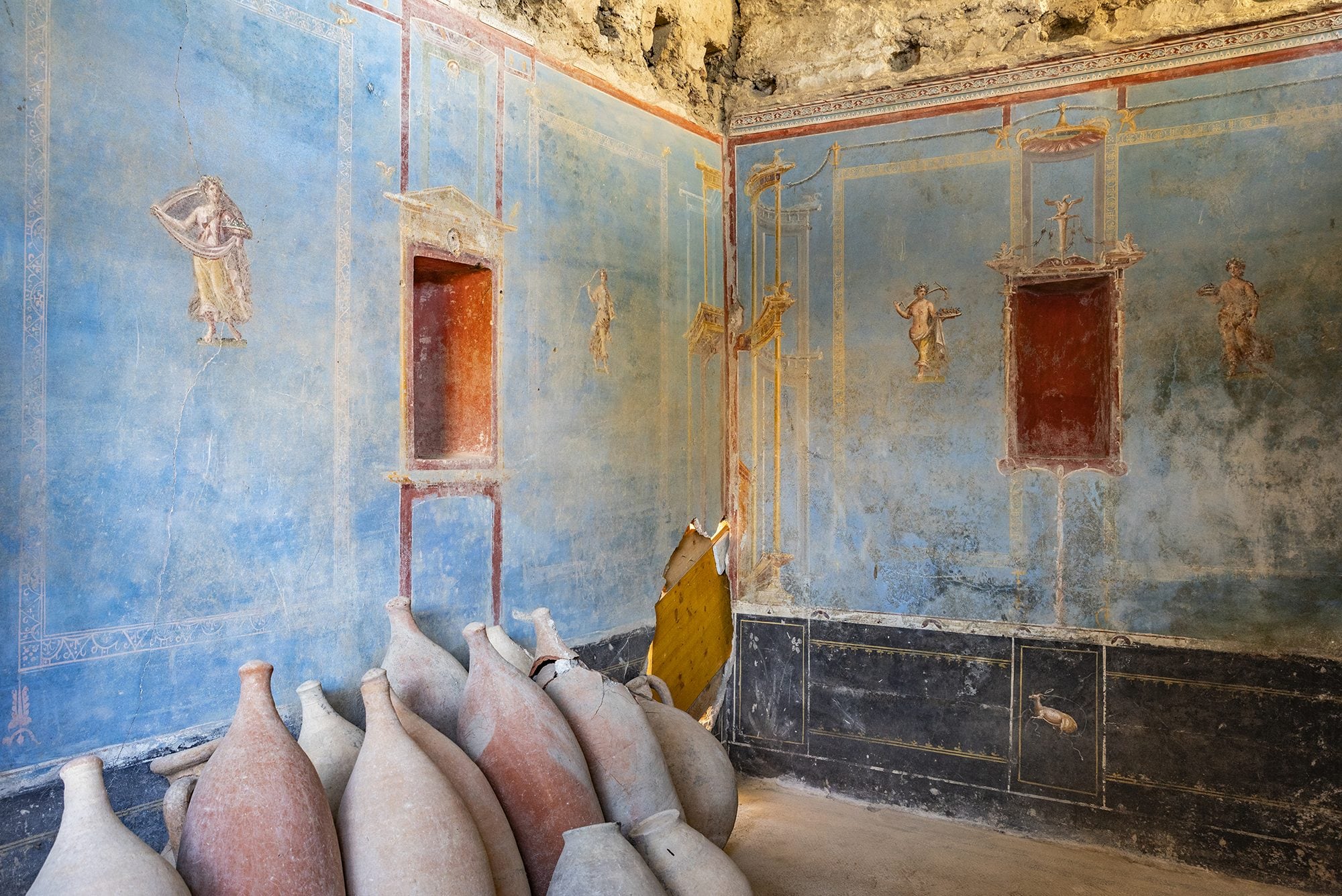 The blue walls of Pompeii cost up to 90% of a legionary's salary: the study
