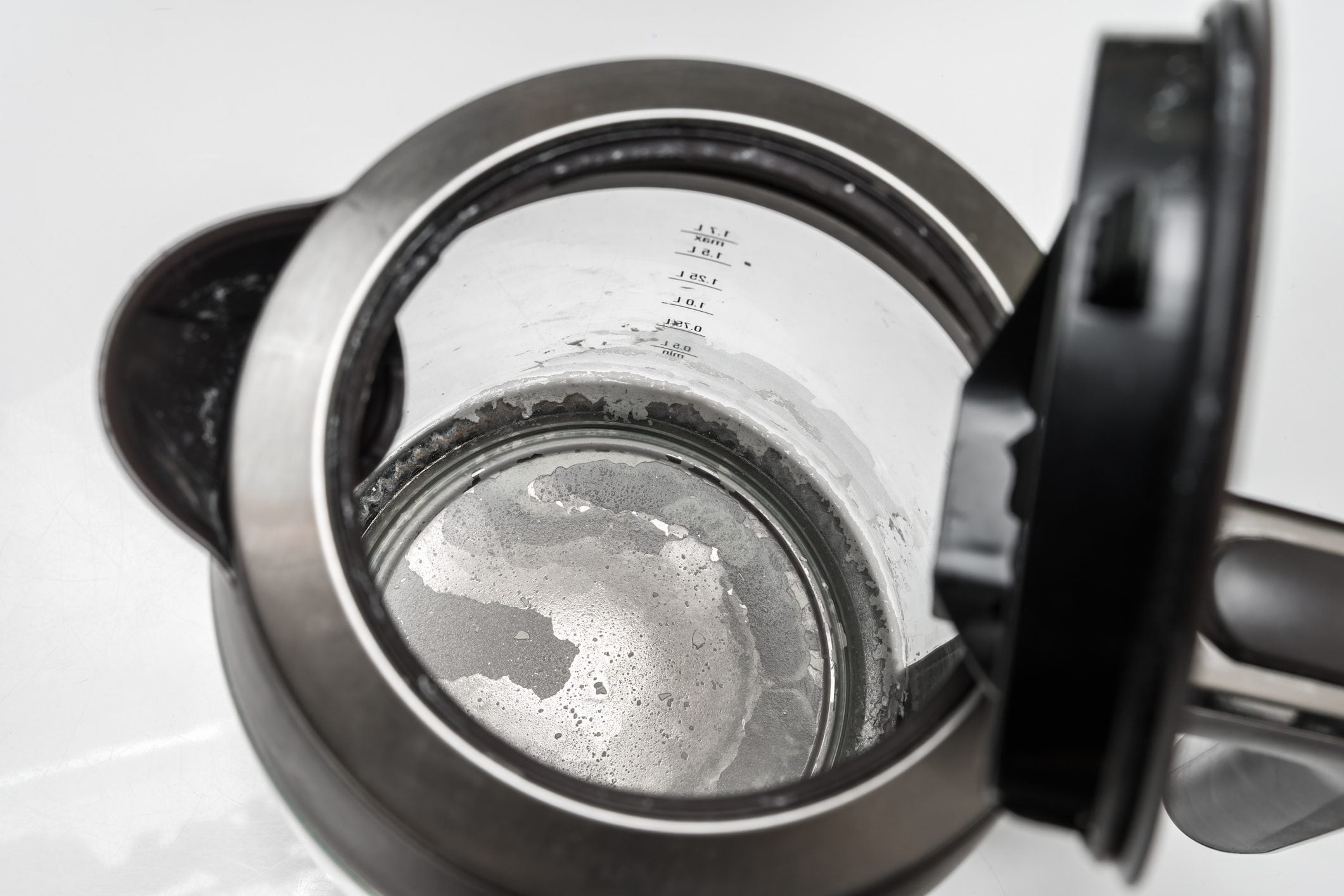 Why limescale forms in the kettle and how to remove it: the step-by-step guide