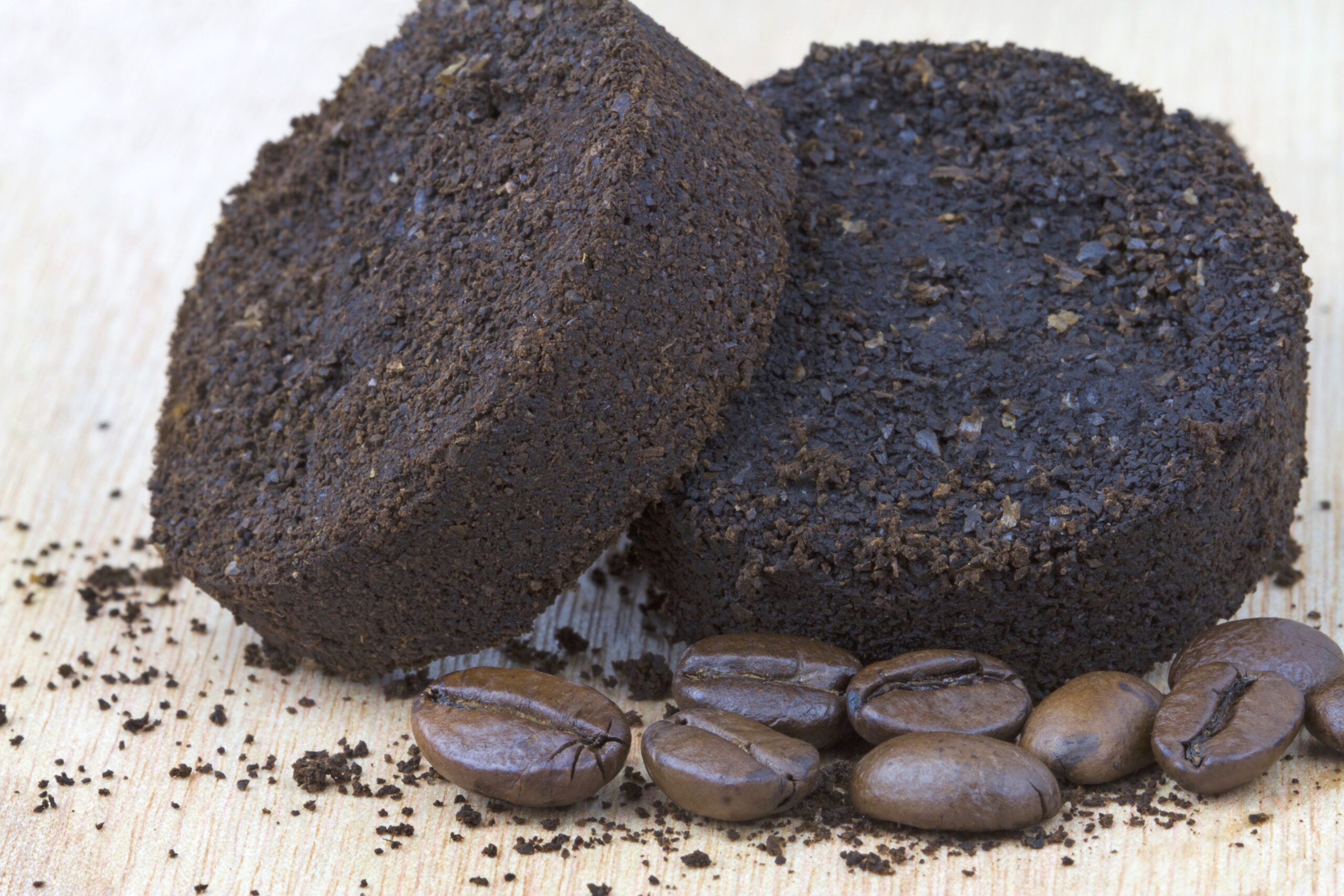 The trick of coffee grounds against bad odors: what the science behind the remedy says