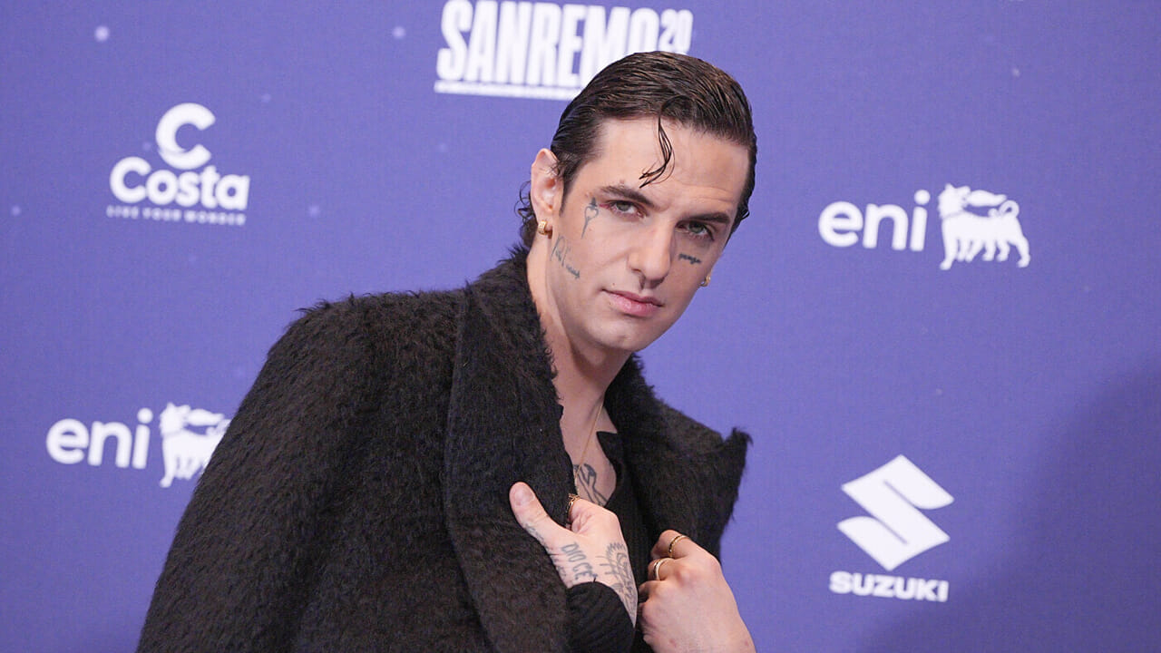 Everyone sings the "March 16". Achille Lauro, the last national-popular