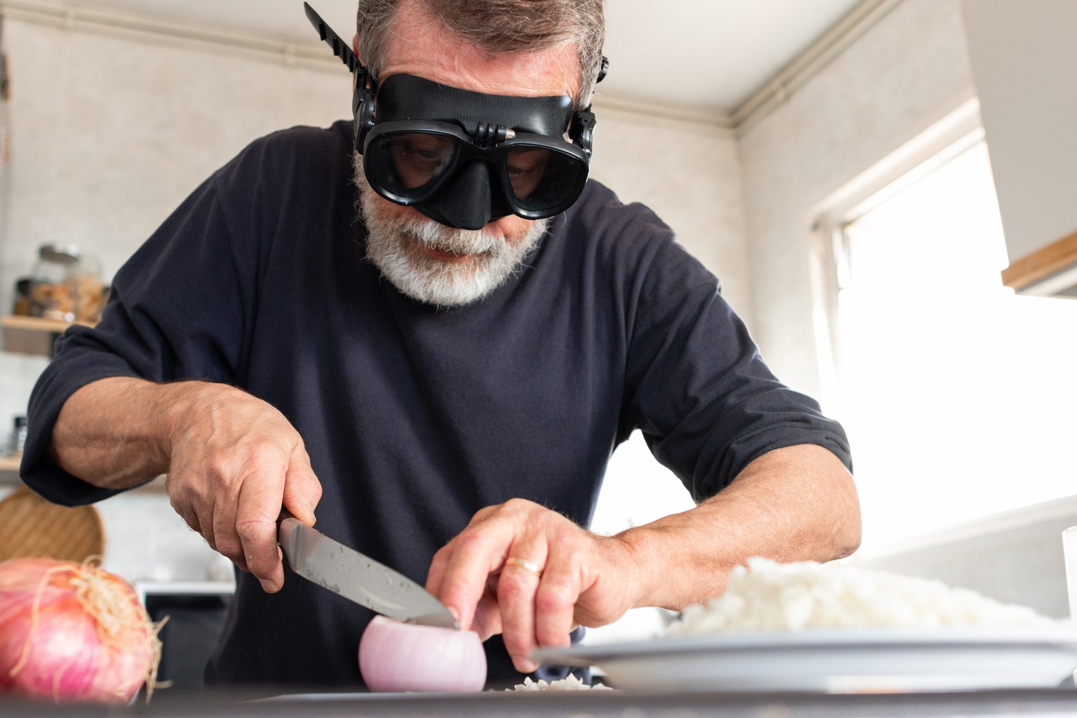 How to cut an onion without crying, 5 most used methods confirmed by scientific studies and why they work