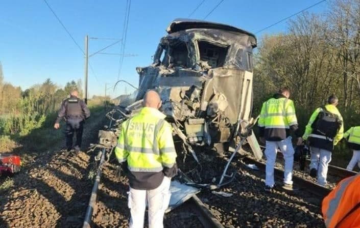 Train accident in northern France, collision between TGV and military convoy: one dead and 27 injured