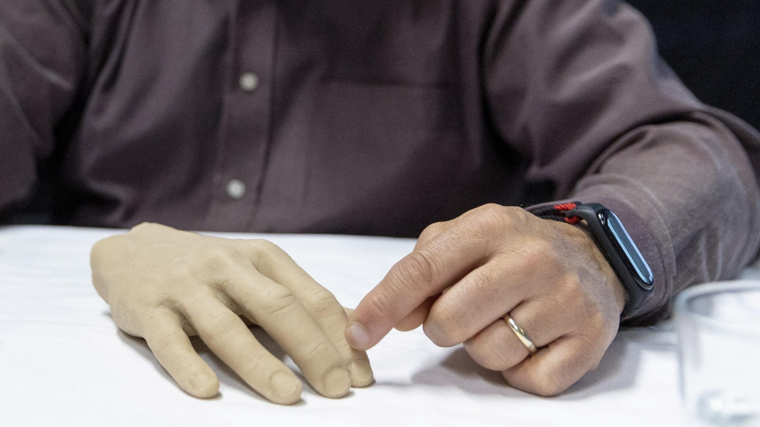 The rubber hand illusion, 9.7 seconds are enough to fool the brain: the neuroscientific experiment