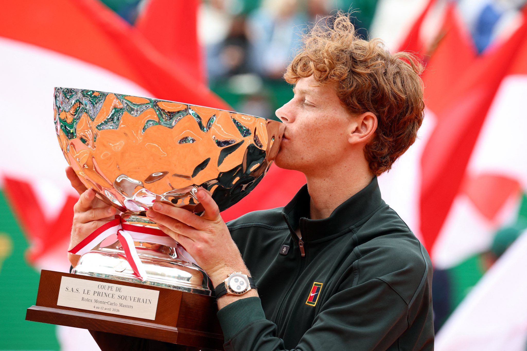 Sinner also dominates on the red clay of Monte Carlo, equals Djokovic and returns No. 1 in the world