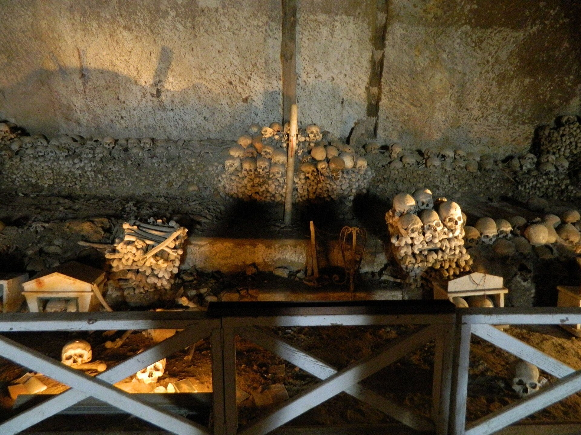 The cemetery of the fountains in Naples: the cult of the "pezzentelle souls" and the history of the ossuary