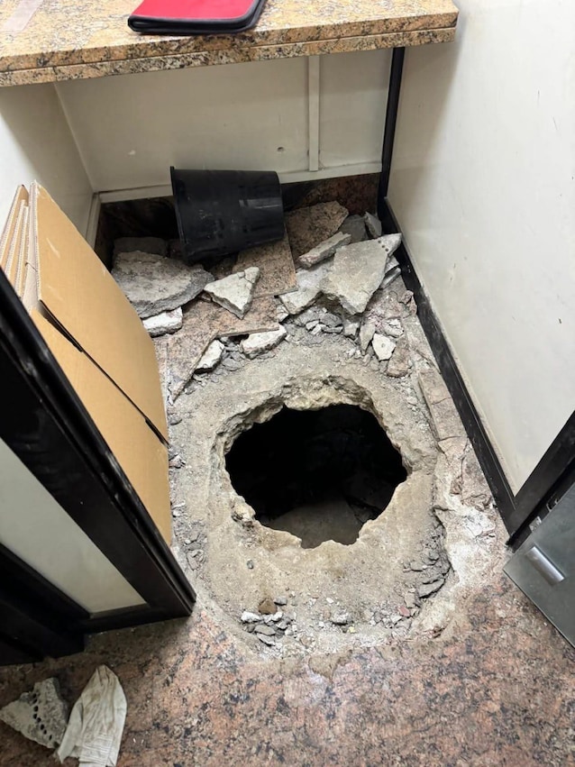 hole in the floor robbery naples