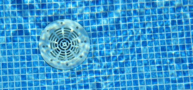 How does a pool suction pump trap a person? Physics and European regulations