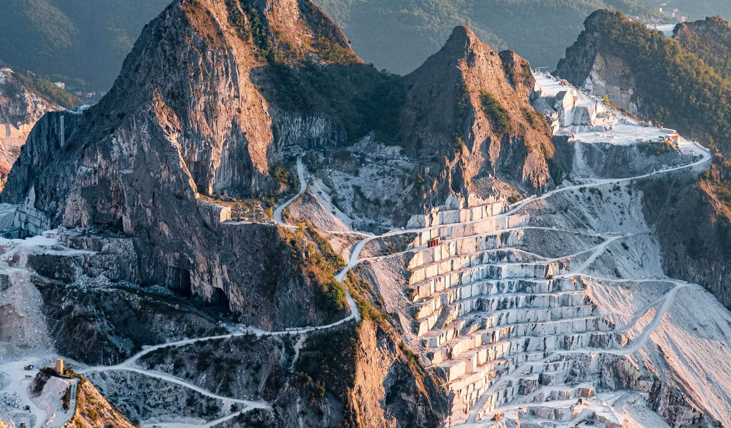 A new precious mineral never observed before has been discovered in the Apuan Alps: it is called Delchiaroite