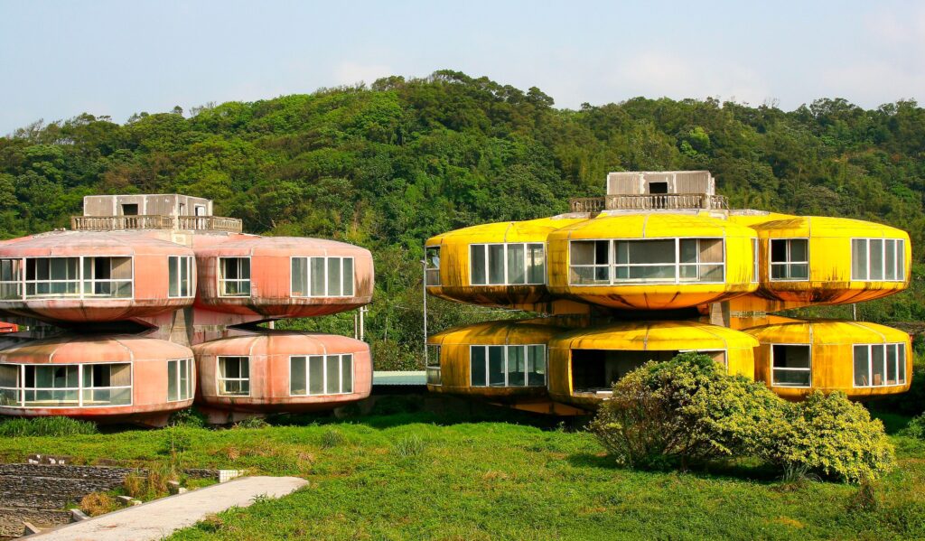 The "UFO houses" of Sanzhi in Taiwan, the village abandoned due to costs: construction