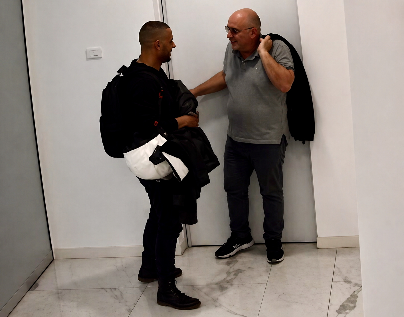 Vincenzo De Marzio, on the right, with Samuele Calamucci in Carmine Gallo's office (Carabinieri photo)