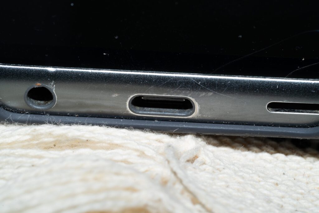 If your smartphone doesn't charge, it could be due to a dirty USB-C port: tips for cleaning it