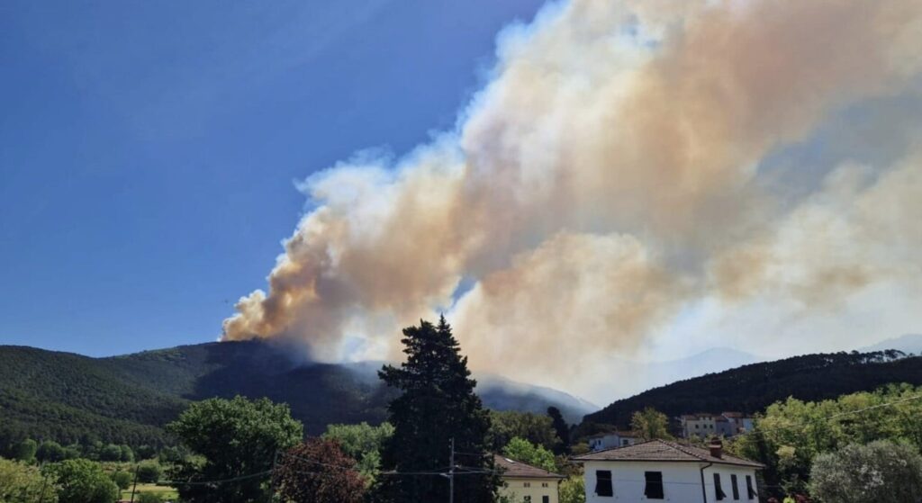 Fire on Monte Faeta in Tuscany, 800 hectares burned and 3500 evacuated: the dynamics and the possible cause