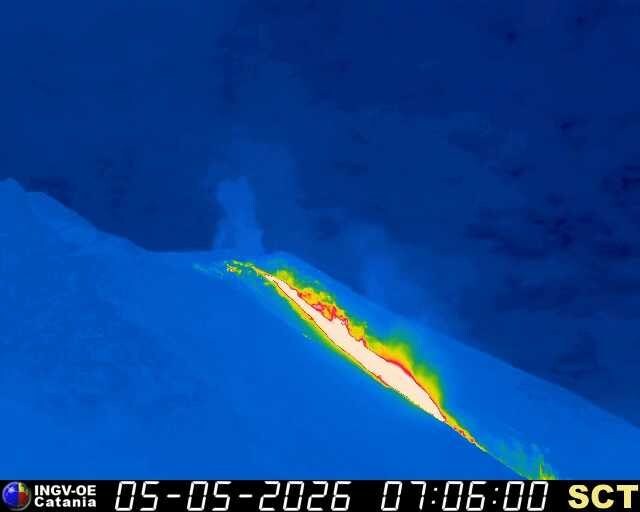 Stromboli, new lava flow overflows from the North crater: spattering activity along the Sciara del Fuoco