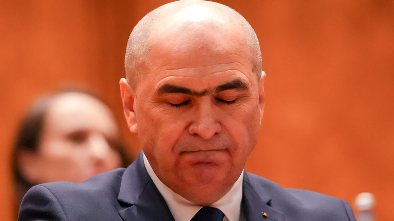 The pro-European government has fallen in Romania