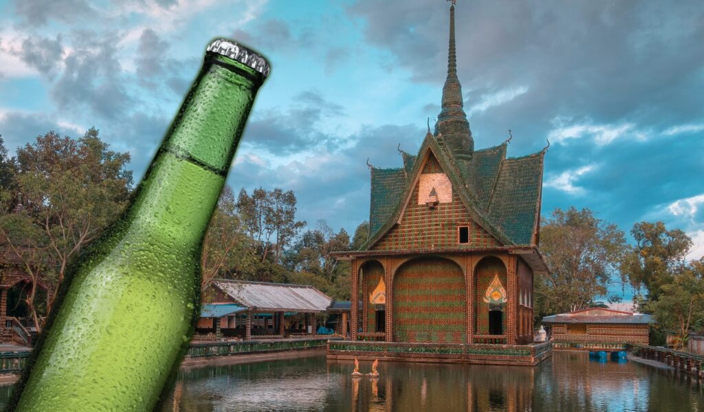 In Thailand there is a temple built with around 1.5 million glass beer bottles: how it was born
