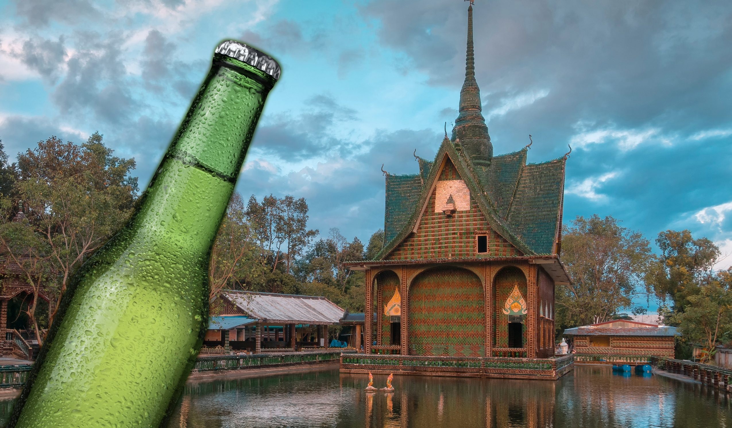 In Thailand there is a temple built with around 1.5 million glass beer bottles: how it was born