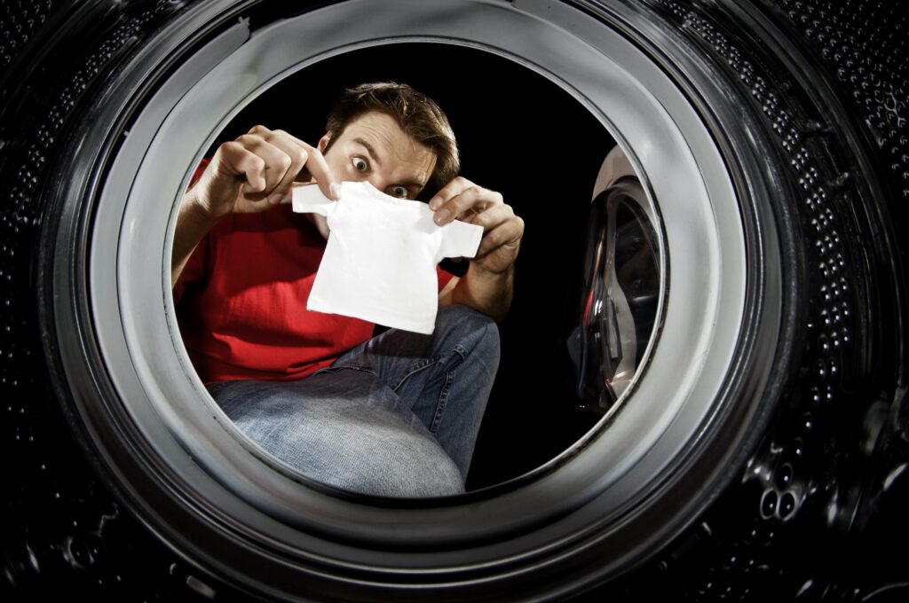 Conditioner and vinegar do not help to stretch out tight clothes, but the former reduces friction between the fibers