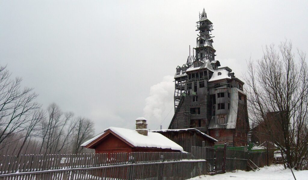 A former Russian gangster built a 44m wooden house, it was the tallest in the world: the Sutyagin House