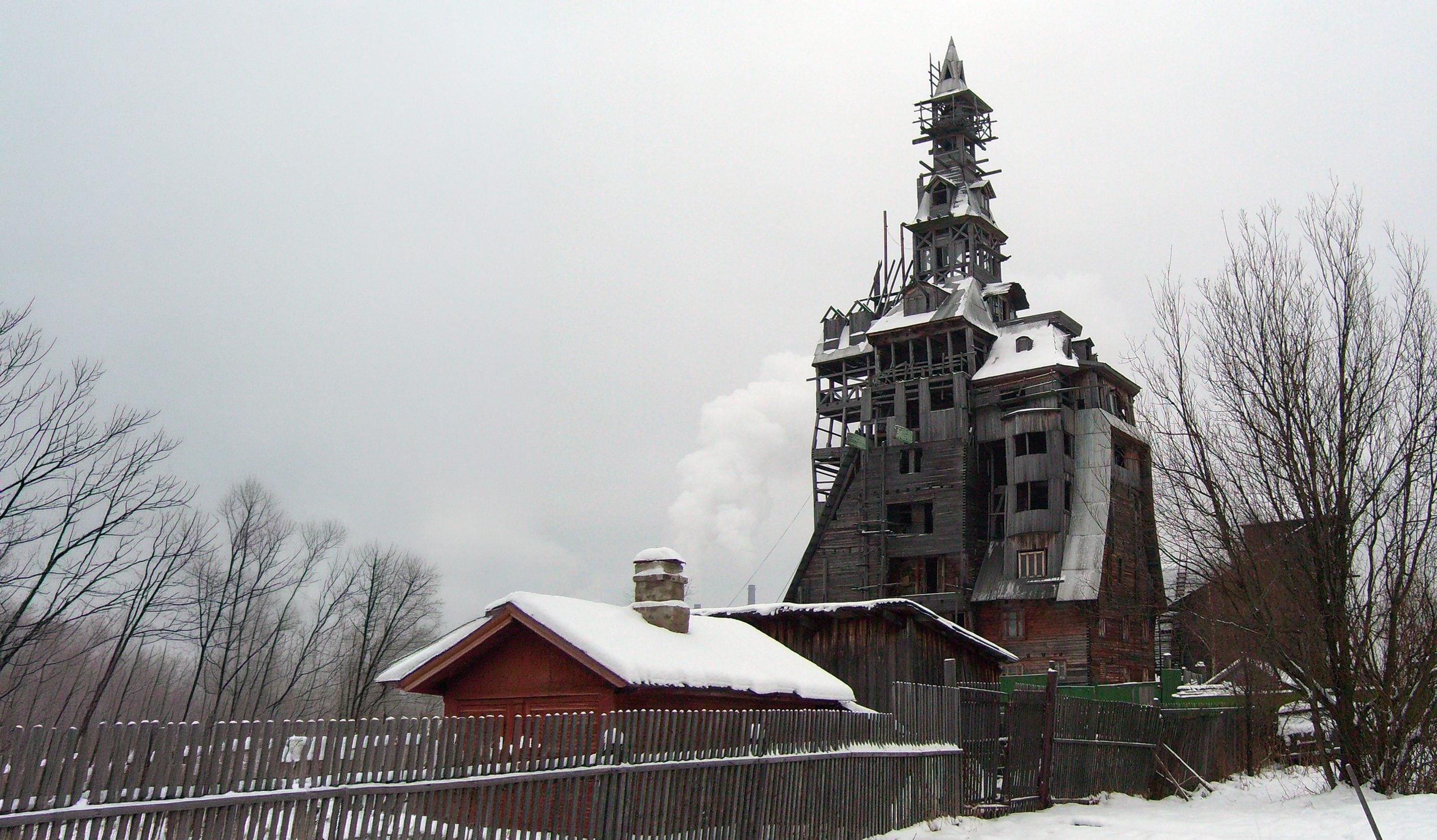 A former Russian gangster built a 44m wooden house, it was the tallest in the world: the Sutyagin House