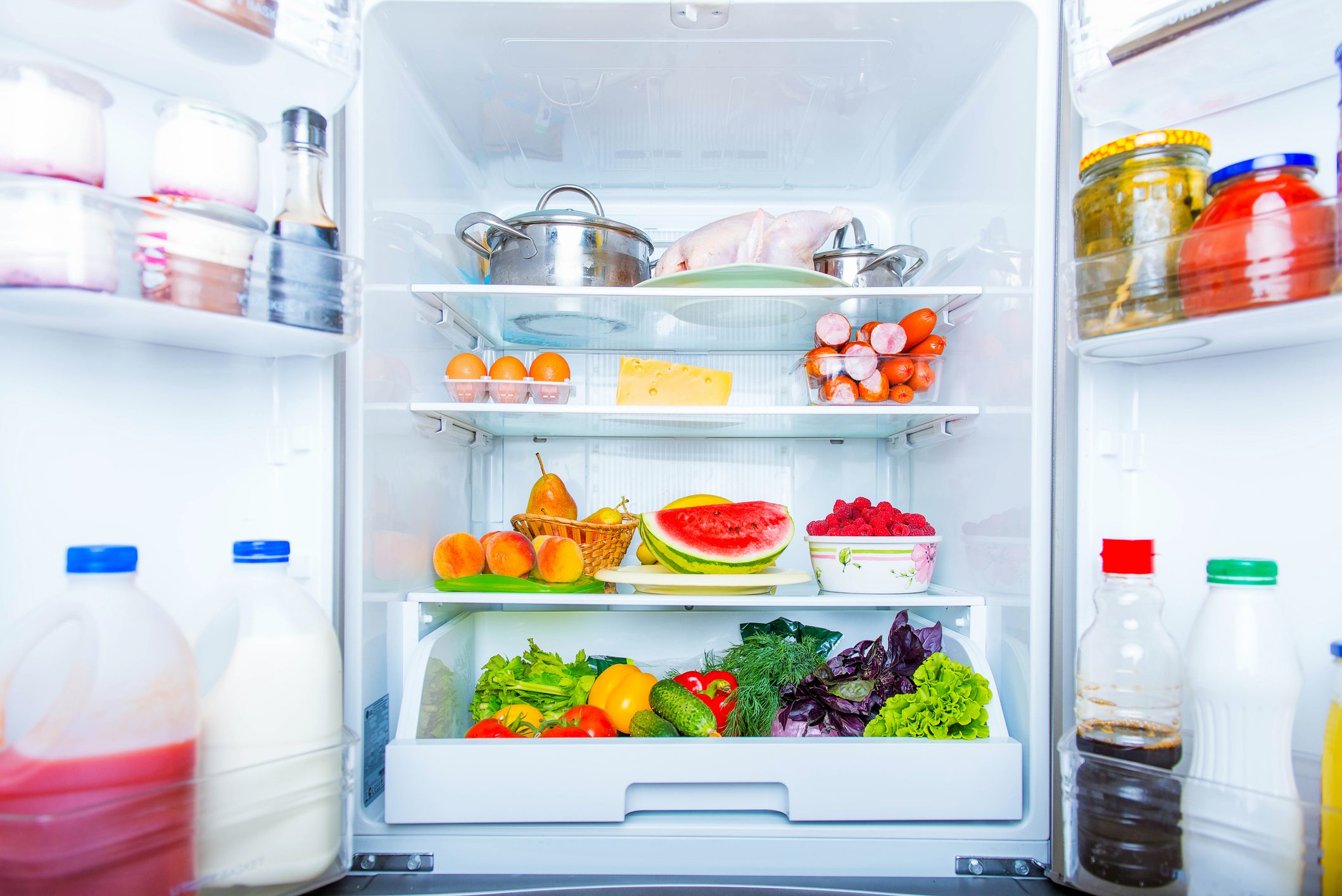 How to correctly arrange food in the fridge: each shelf has a different temperature