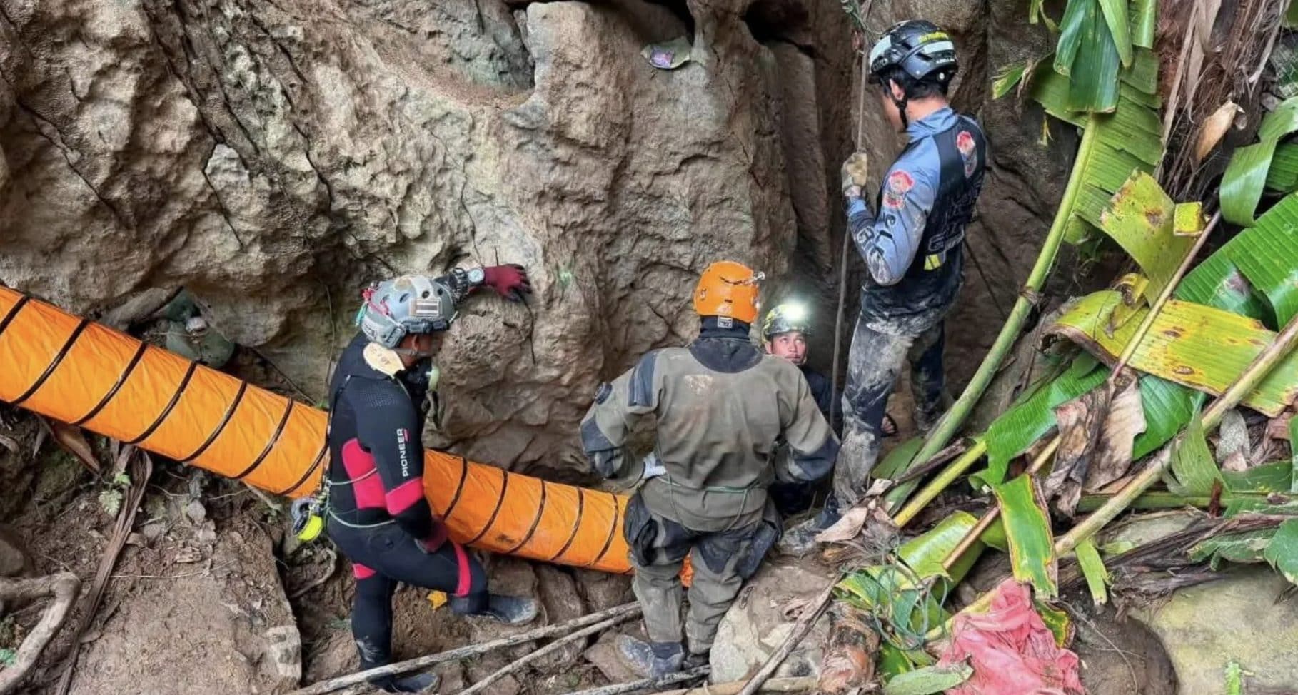 5 people trapped in the cave in Laos found alive, rescuers are looking for the other 2: how they work