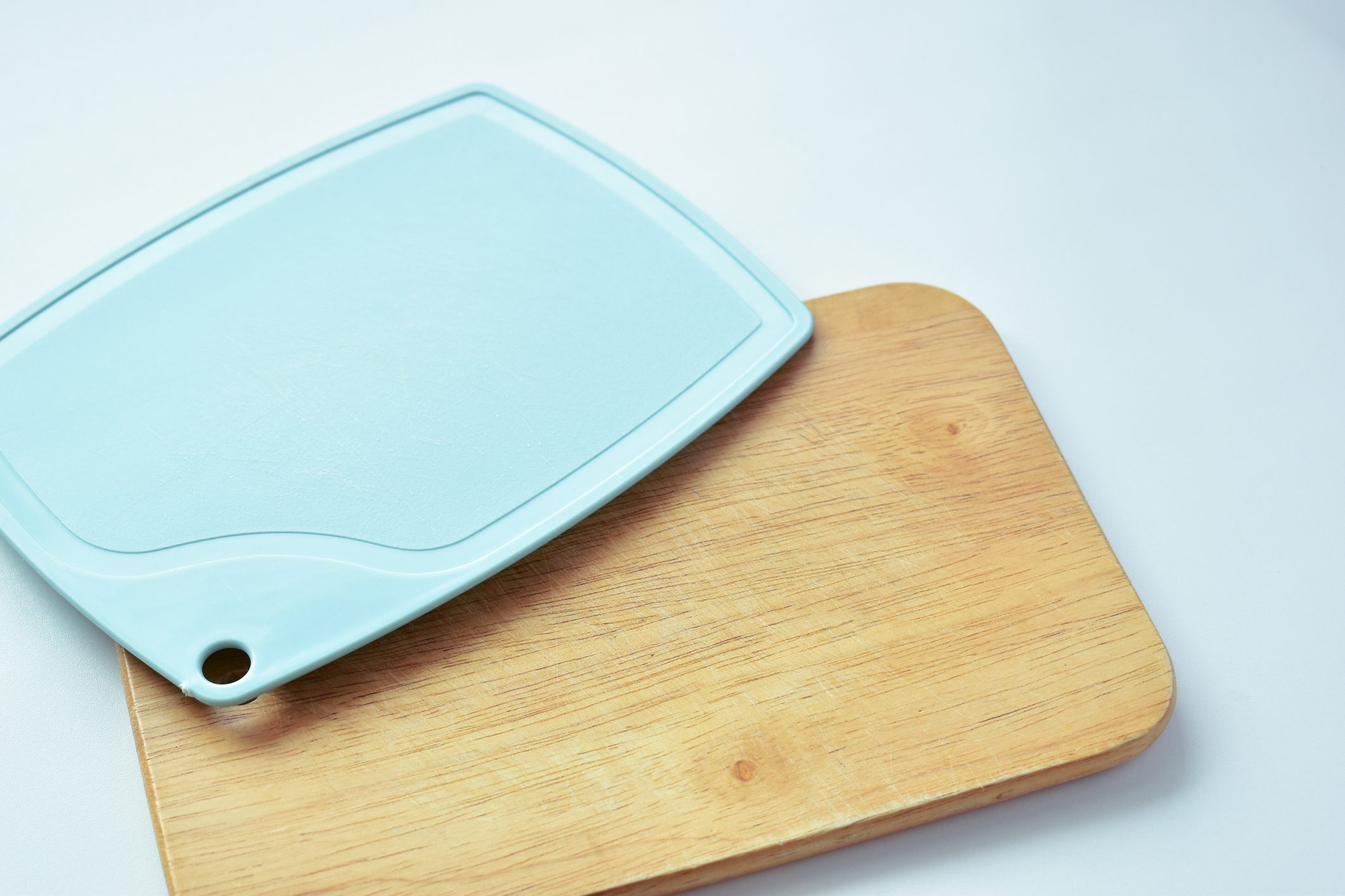 Wooden and plastic cutting boards: hygiene studies and USDA cleaning guidelines